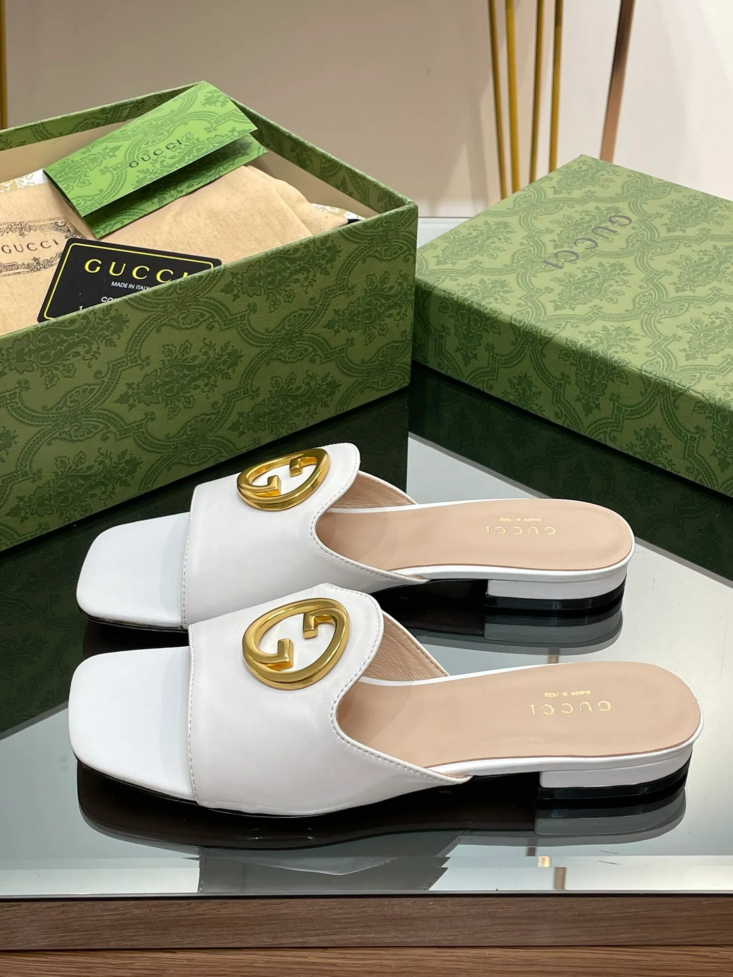 👟👟Ex-factory price 440👟👟 GuCCl high-end boutique 2024 new flat-heeled round interlocking double GG slippers, authentic original quality! Every detail has been carefully crafted and can be compared with ZG, no second quality!  Fabric: Original customized imported grain leather Hardware: Dongguan Dachang mold-opening hardware round interlocking double G buckle Lining/foot pads: High-end customized sheepskin lining Heel height: 1.0CM Outsole: Italian genuine leather sole Size: 35-41 (40 41 customized, non-returnable) Original high-end packaging!  The GucCi Blondie series made its debut in Los Angeles during the "Gucci March of Love" series of fashion shows, showing its outstanding charm on the star-studded Hollywood Walk of Fame. The new series echoes the style shown in the recent series, blending retro aesthetics and modern fashion to integrate different eras! The monogram pattern of the brand founder originates from the archive design of the 1970s, vividly interpreting this mid-heeled shoe💋👏 ●Circular interlocking double G details. High ●Italian creation Green full set of high-end original packaging